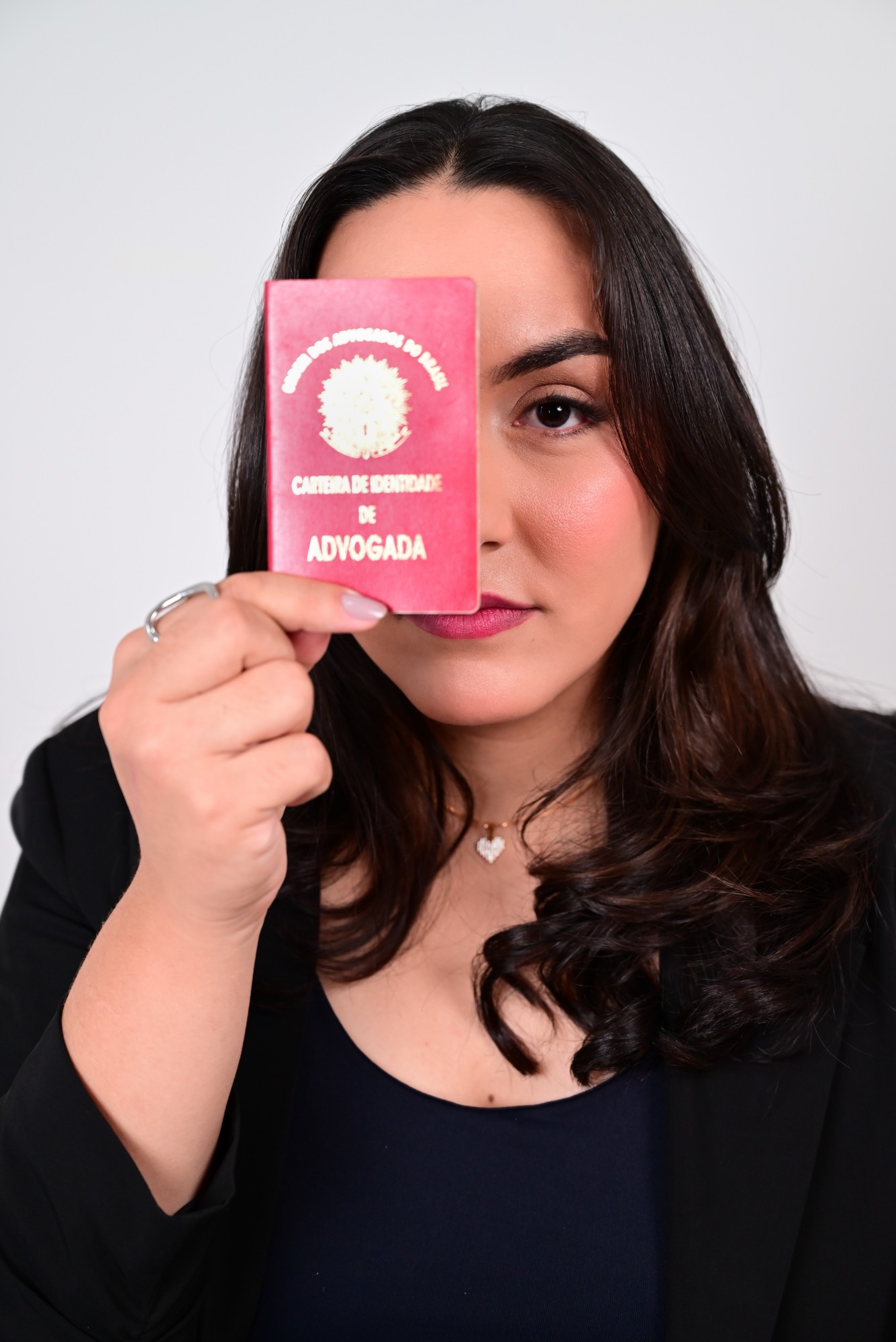 Daniela Ramos Reis com carteira da OAB